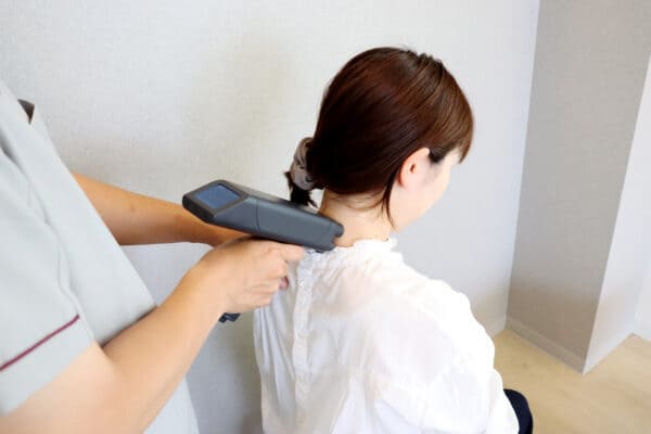 施術を受ける女性の写真