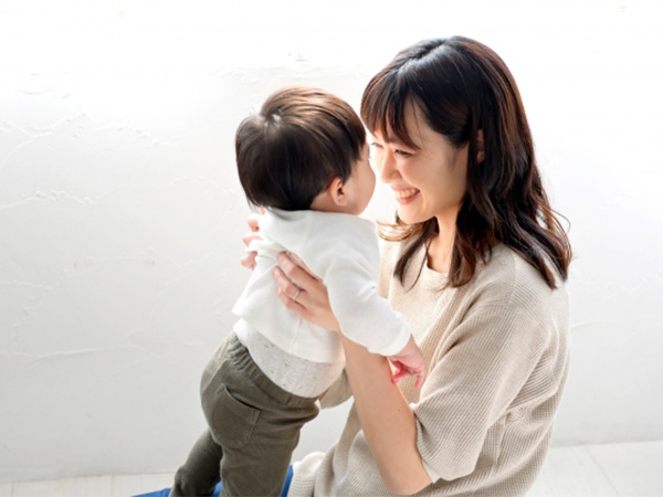 子どもをあやす女性