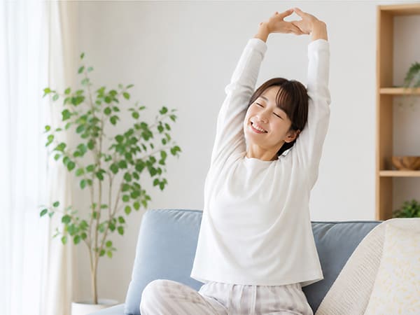 伸びをする女性
