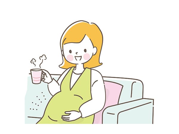 ソファーでリラックスする妊婦